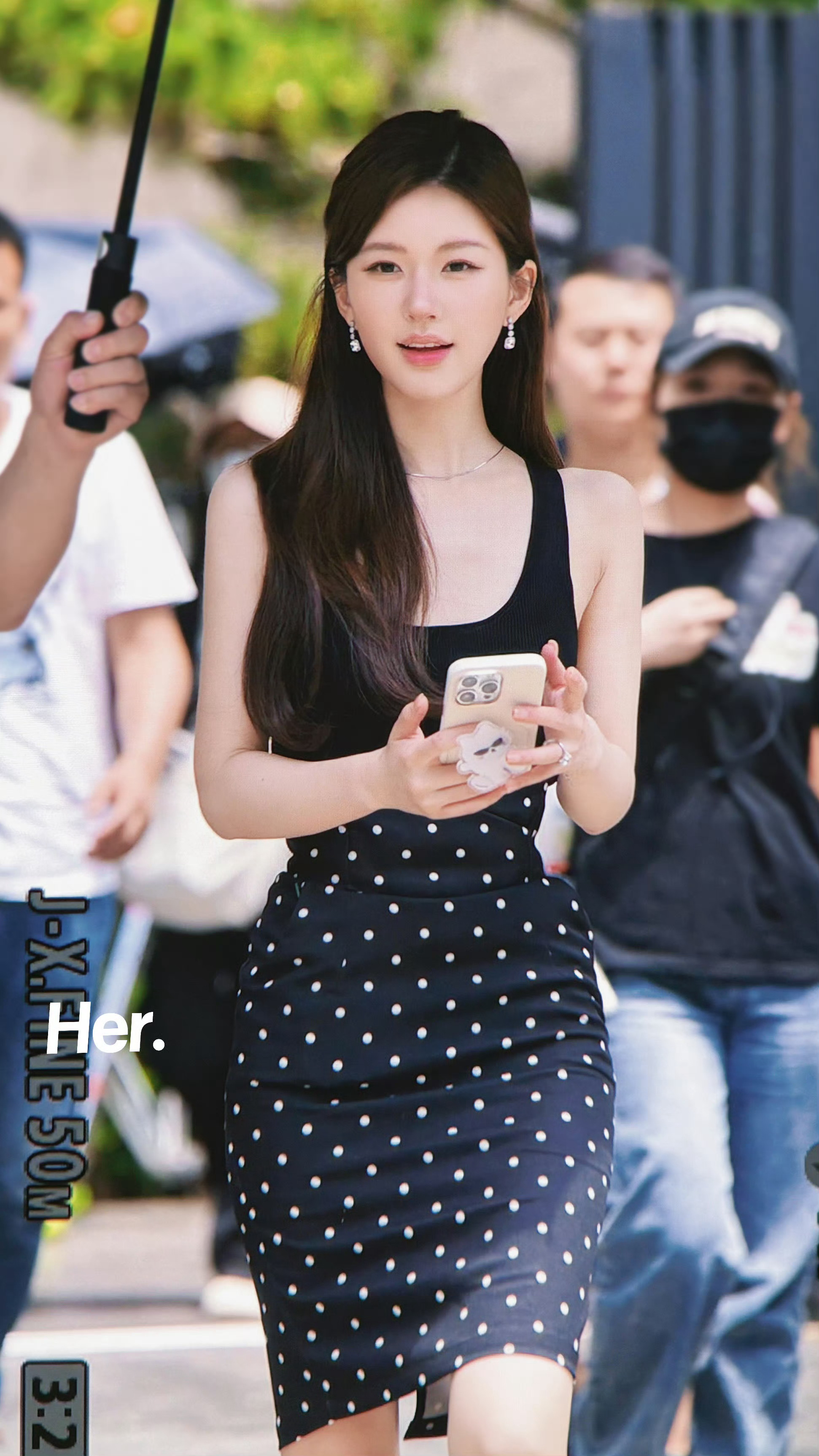 赵露思《#许我耀眼# 》路透九敏！好美的许妍！边走边拿手机讲话这张真的风情万种[