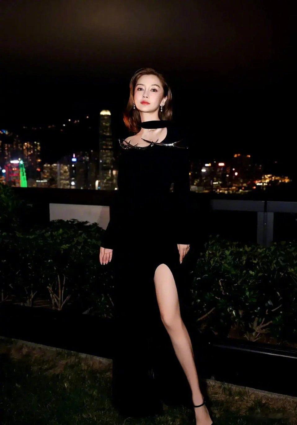 Angelababy高开叉黑色裙装 裙子修身版型，完美勾勒出她纤细且凹凸有致的身