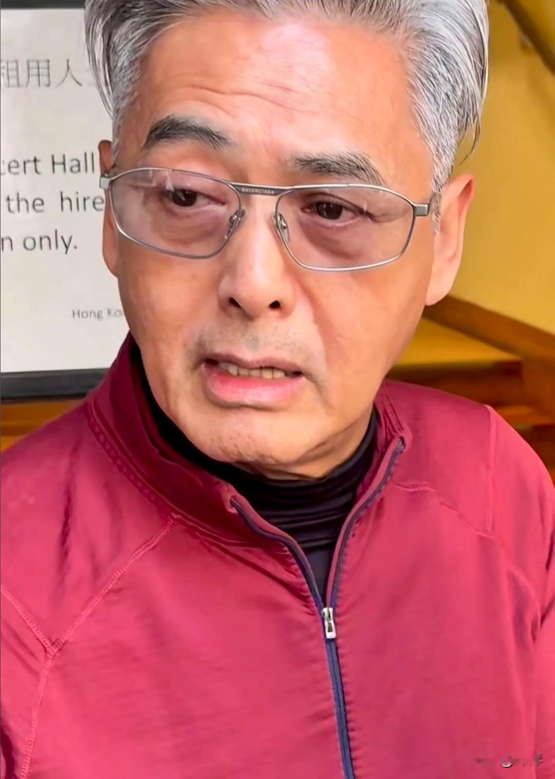 周润发岁月在他的脸上留下了痕迹。