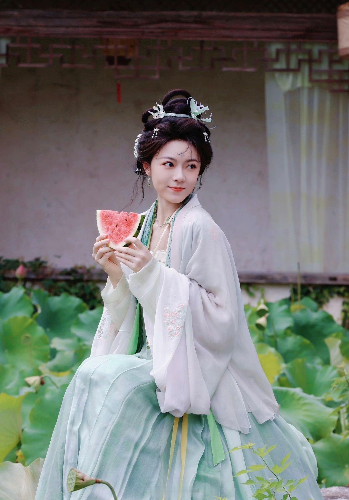 赵今麦王安宇天选古人赵今麦王安宇演古人是专业的 《一念江南》开机即惊艳！赵今麦的