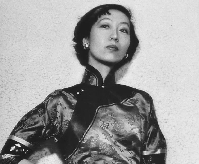 1995年，74岁张爱玲在美国出租屋内去世，尸体一周后才被发现。她一丝不挂地躺在