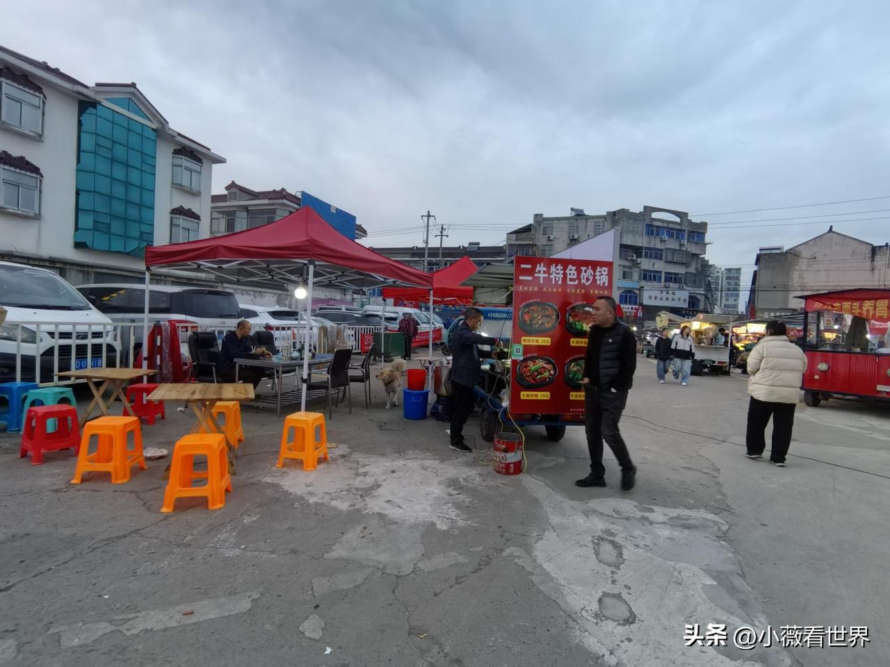 夜色降临，街上的小吃街这里，各种好吃的，真是五花八门。不如吃碗广东肠粉当晚餐好了