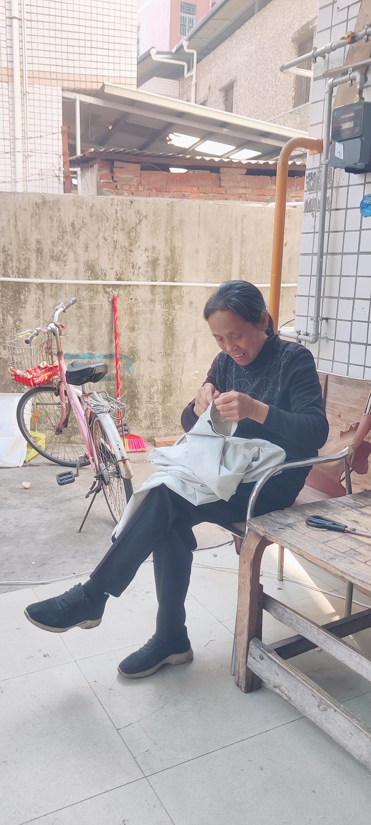 妈妈帮我缝补衣服