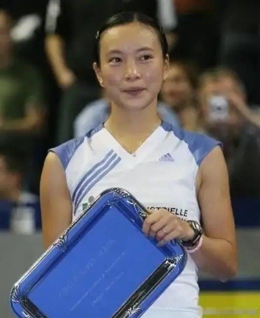 1999年，四川一女孩拿到世界冠军后，被教练踢出国家队。谁知4年后，她加入法国籍