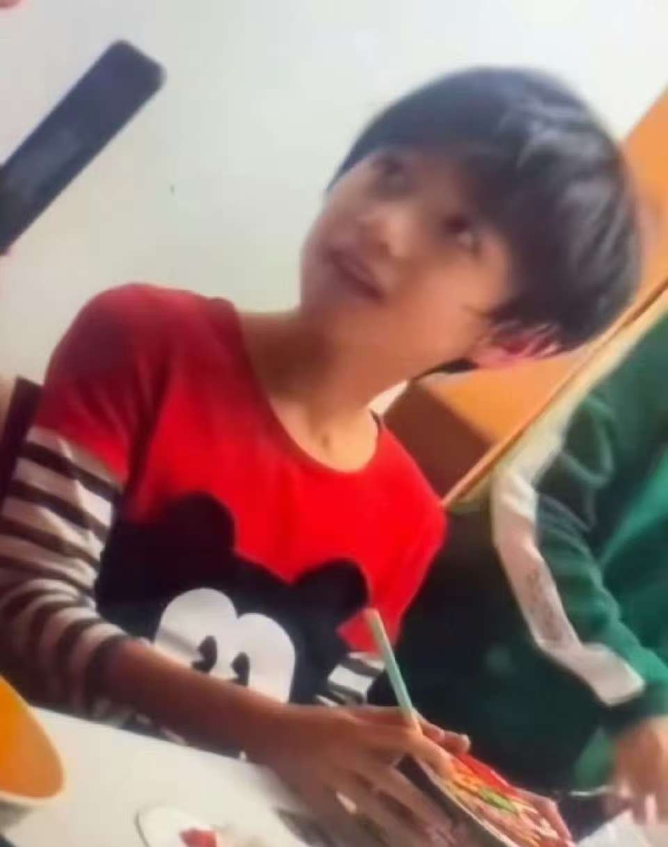 可是他只是一个在吃火鸡面的婴儿呀 