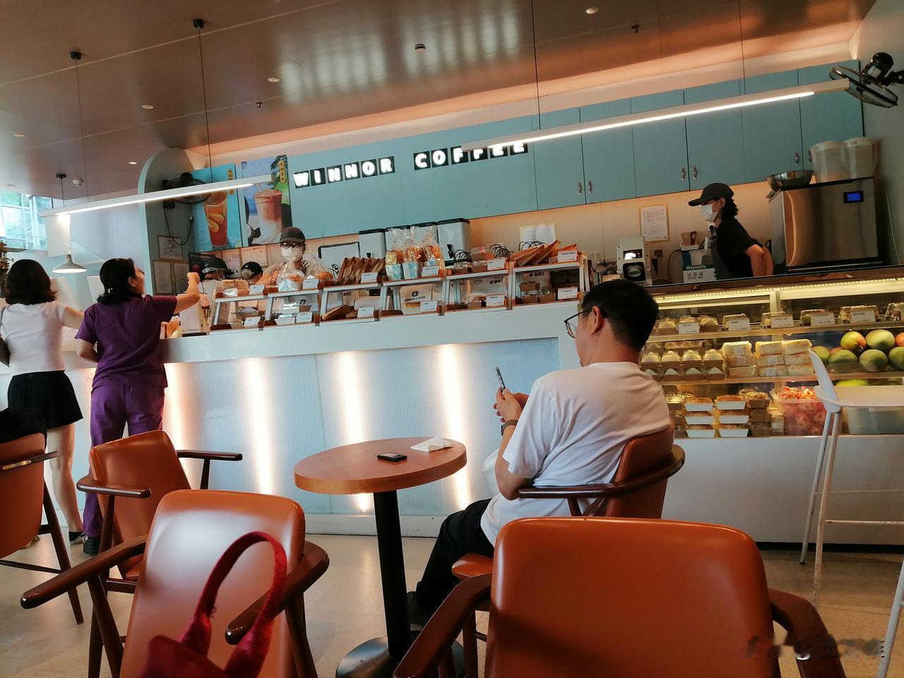 早餐我是在医院咖啡厅里吃的（其实吃的时候已经中午了），一早上出来就等着抽血，所以