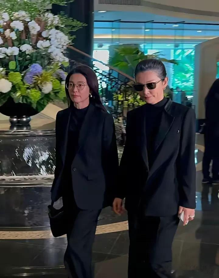 戴墨镜的居然是李冰冰，你敢信？才50出头的人，怎么就衰老成这个样子？