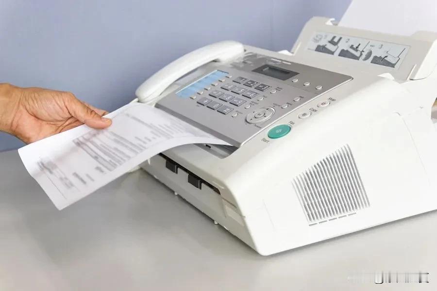 很难想象21世纪的日本，居然还在大量使用传真机。

为何日本死活就是憋不出像De