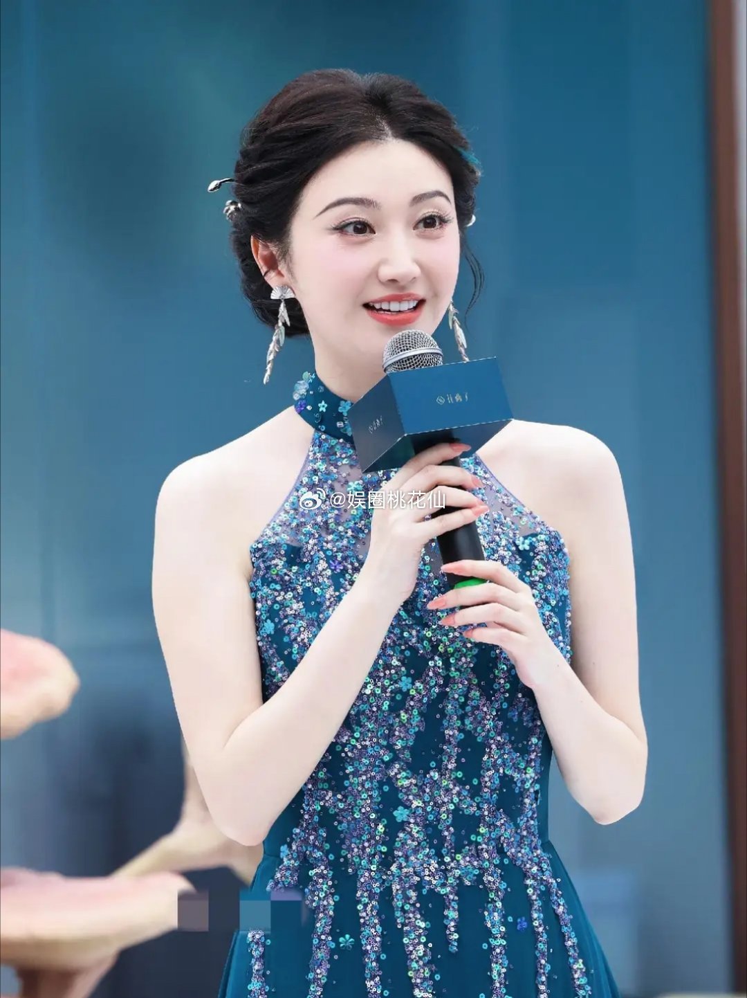 景甜杭州出席活动美照，穿蓝色挂脖连衣裙，自带反光板美出天际！ ​​​