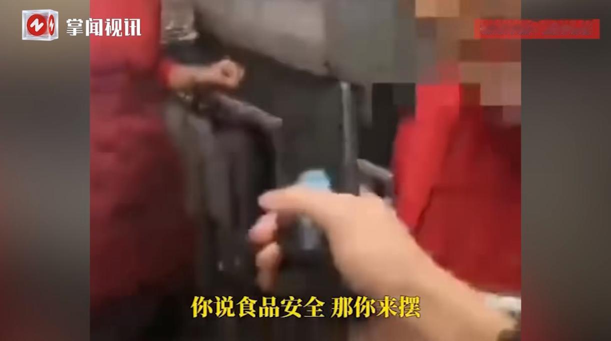 “严查到底！”8月20日，在一家民航飞机上，一位手持白金卡的男乘客突然进入乘务员