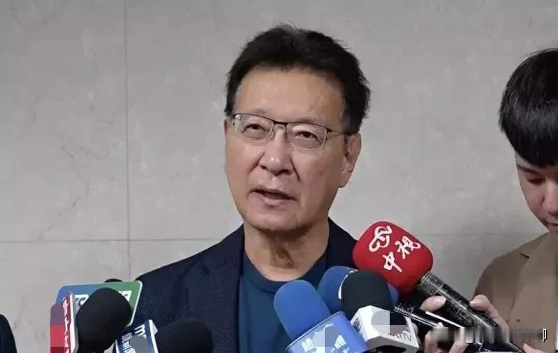 徐巧芯还是太嫩了！她的8000千亿军购草案文本，原来竟来自赵少康的授意。赵少康亲