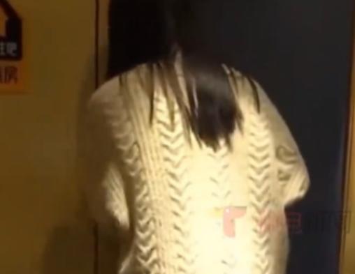 贵州，一女子在诊室里接受治疗，当时正脱裤检查，身体也是光 溜溜的，一陌生男子直接