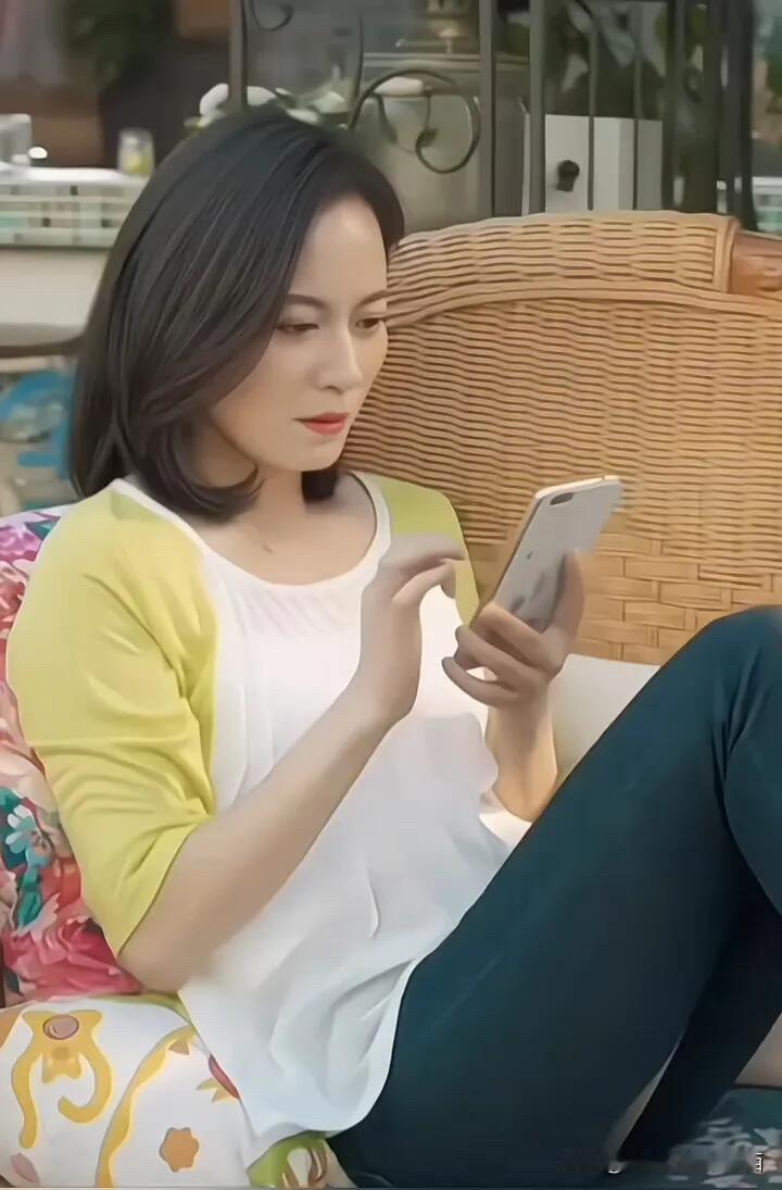 难得一见俞飞鸿一身休闲装打扮在家悠闲的情景，她一个人看着手机，年轻的时候她可是观