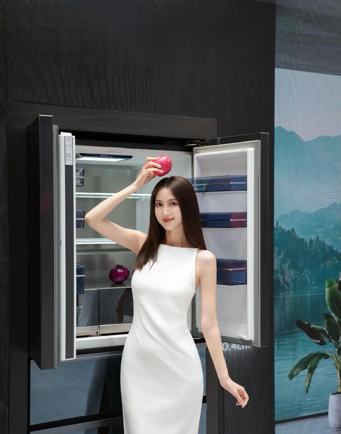 时尚少女与智能冰箱的完美搭配，清新自然，尽显生活品质！🍎🌿