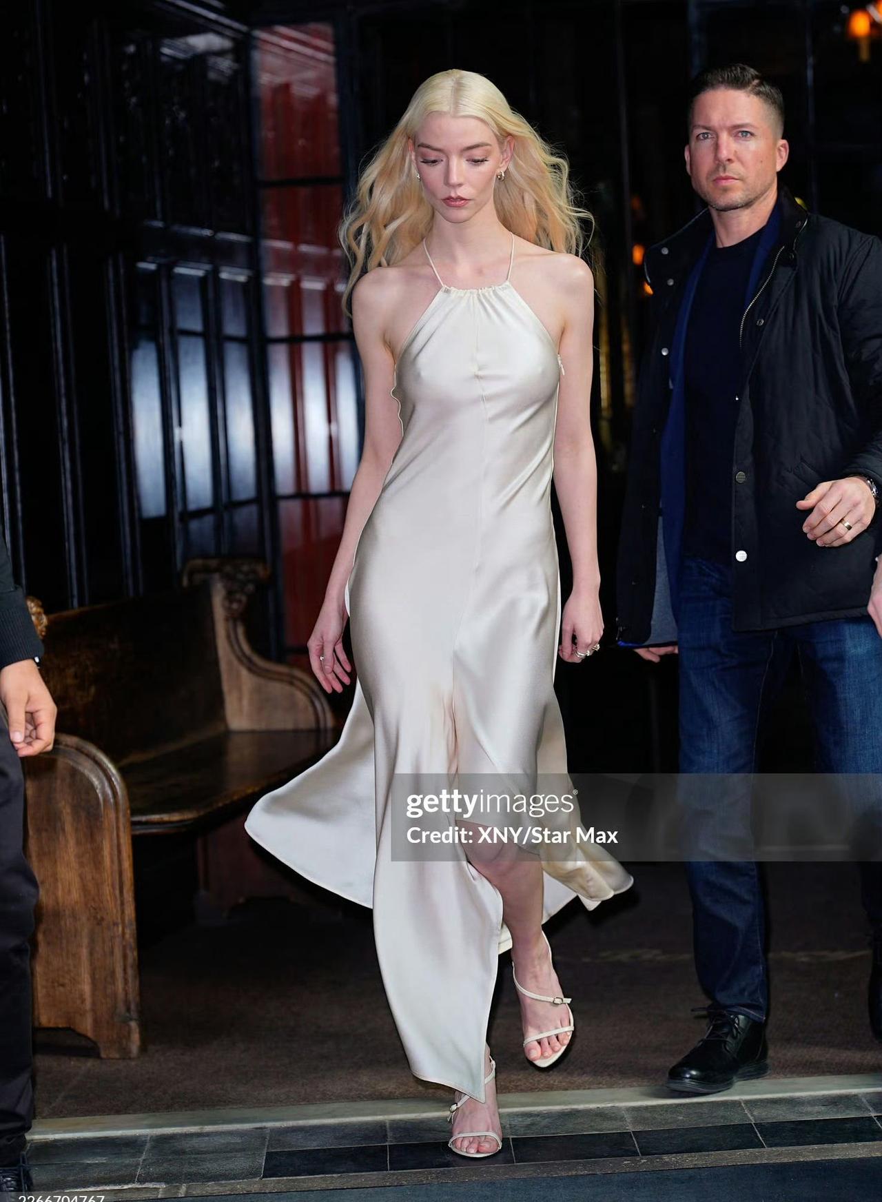 Anya Taylor-Joy 另一组街拍，太美了！ ​​​