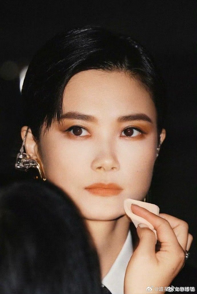 你那上了年纪的老粉又爬回来了  看罢《声生不息·大湾区季》初舞台，李宇春的复古港