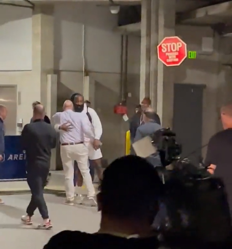 #快船老板亲自迎接哈登##哈登放弃交易补偿金# 哈登和塔克兄弟俩已经抵达快船主场