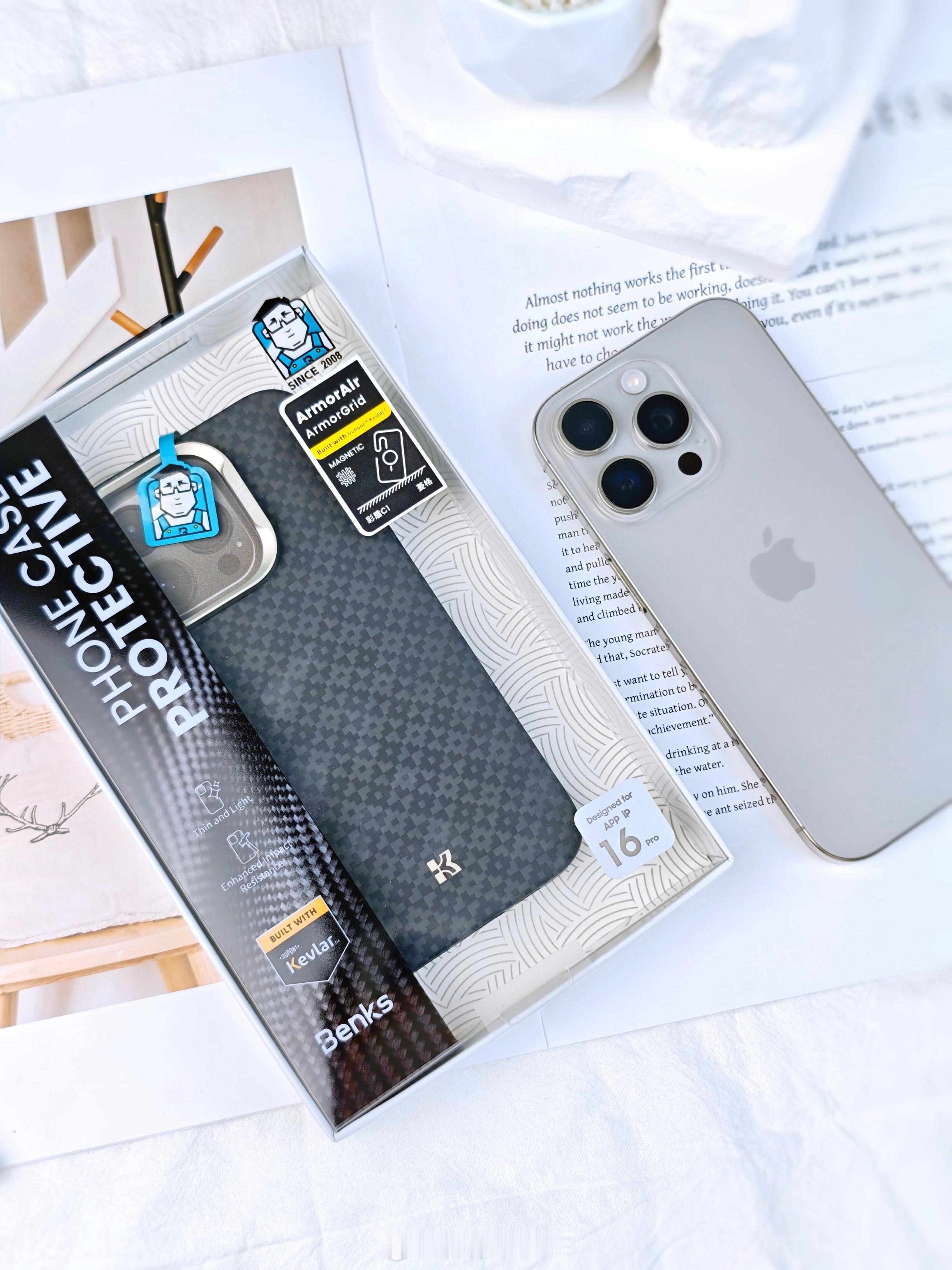 又给我的iPhone换了个皮肤，还是邦克仕的菱格凯夫拉手机壳手感一如既往的好，轻