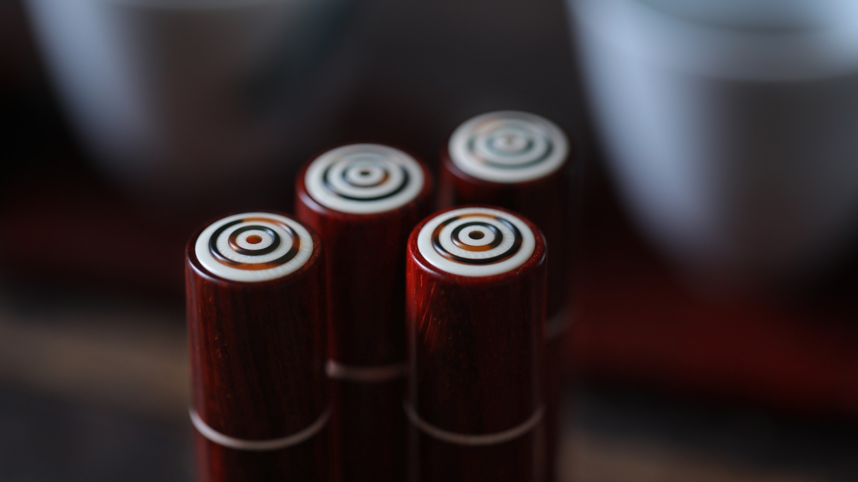 紫檀 | 牙签筒一个有格调的牙签筒，而美好的生活是需要有仪式感。紫檀木色与洁白的