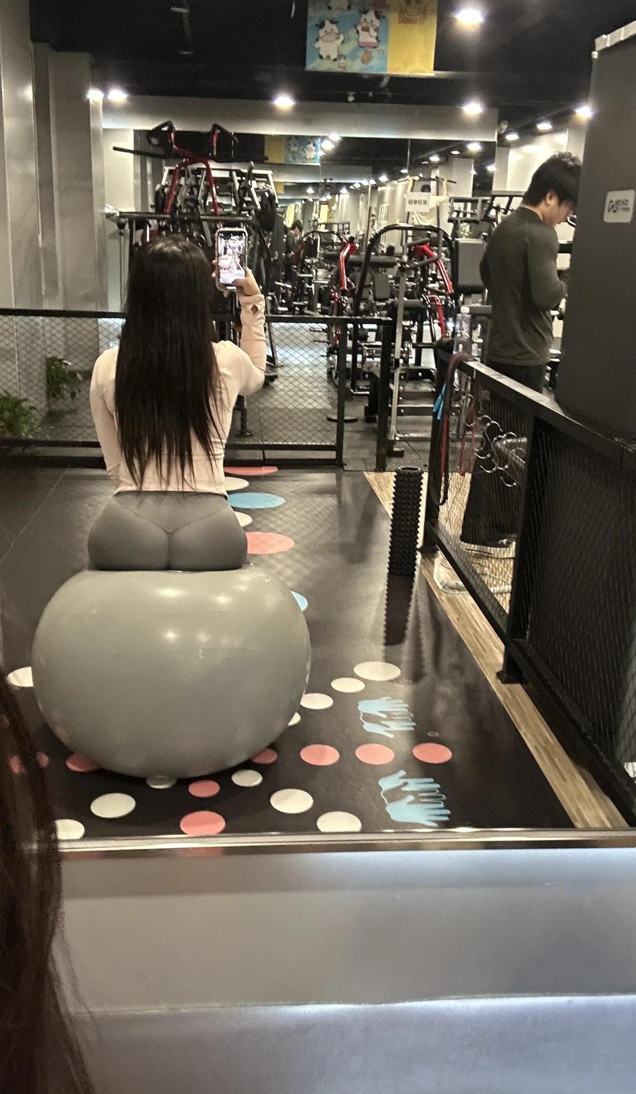 臀成了新社交货币。
我在健身房蹲了十年，最近发现：练臀的人不再躲角落，反而抢着占