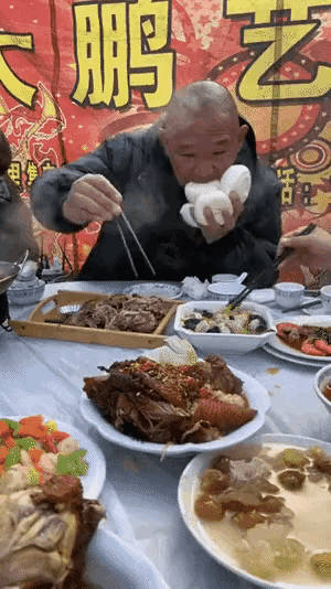 看看男人的吃相，这是几辈子没吃到好吃的了？生活中你遇到过这种人吗？如果不幸与这种