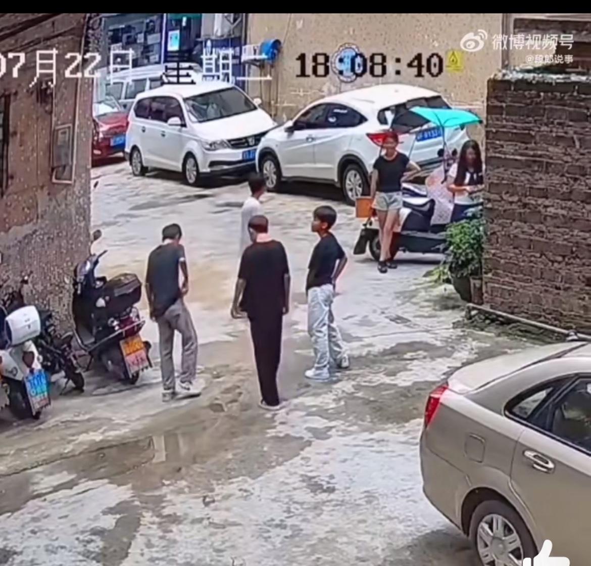 终于明白鬼火少年怎么来的，这几个孩子点汽油玩风火轮游戏。地上泼的是汽油，几个少年