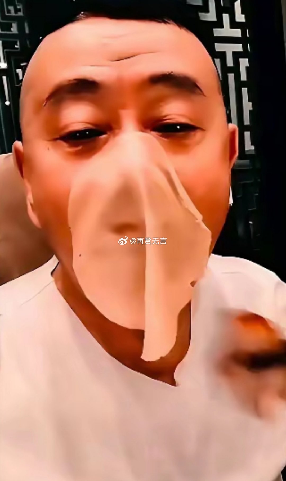 顶着国家一级演员的头衔，还是正师级干部，就这吃相？真够“体面”的。 