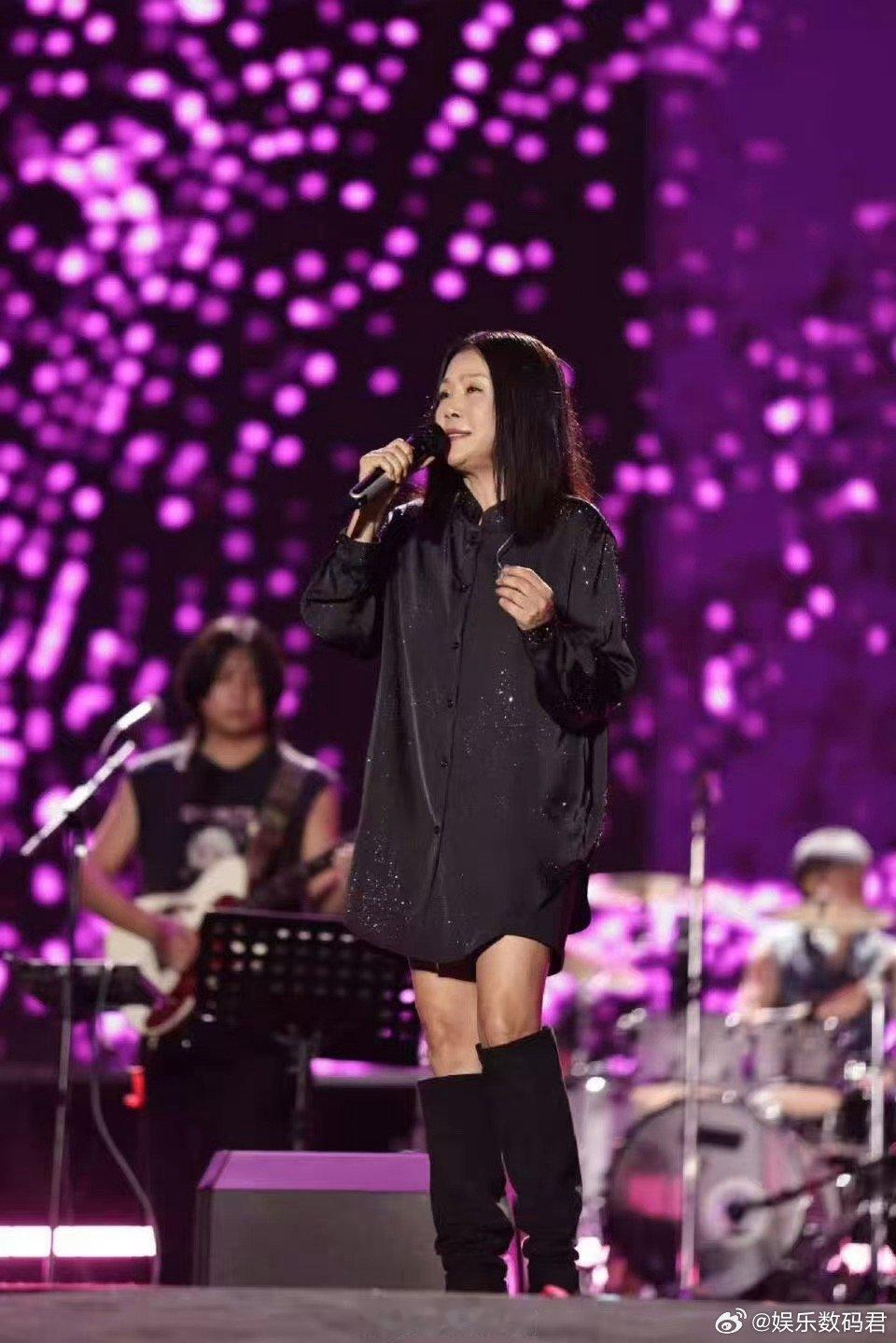田震你的老baby来了 听田震唱《执着》，台下奶奶张口就来，声音稳且感情饱满。从