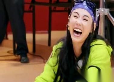 刘嘉玲问何赛飞：“除了你老公，有没有哪个男人，让你心动过一下？”
好家伙，我当时