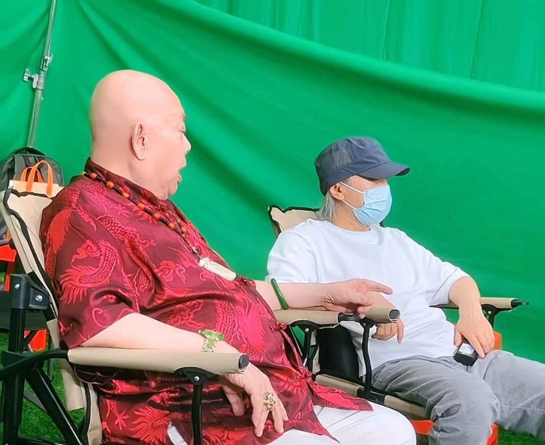 两位老人在绿幕前坐着聊天。7月11见，难得星爷把大师兄请来了，感情很好👌🏻，