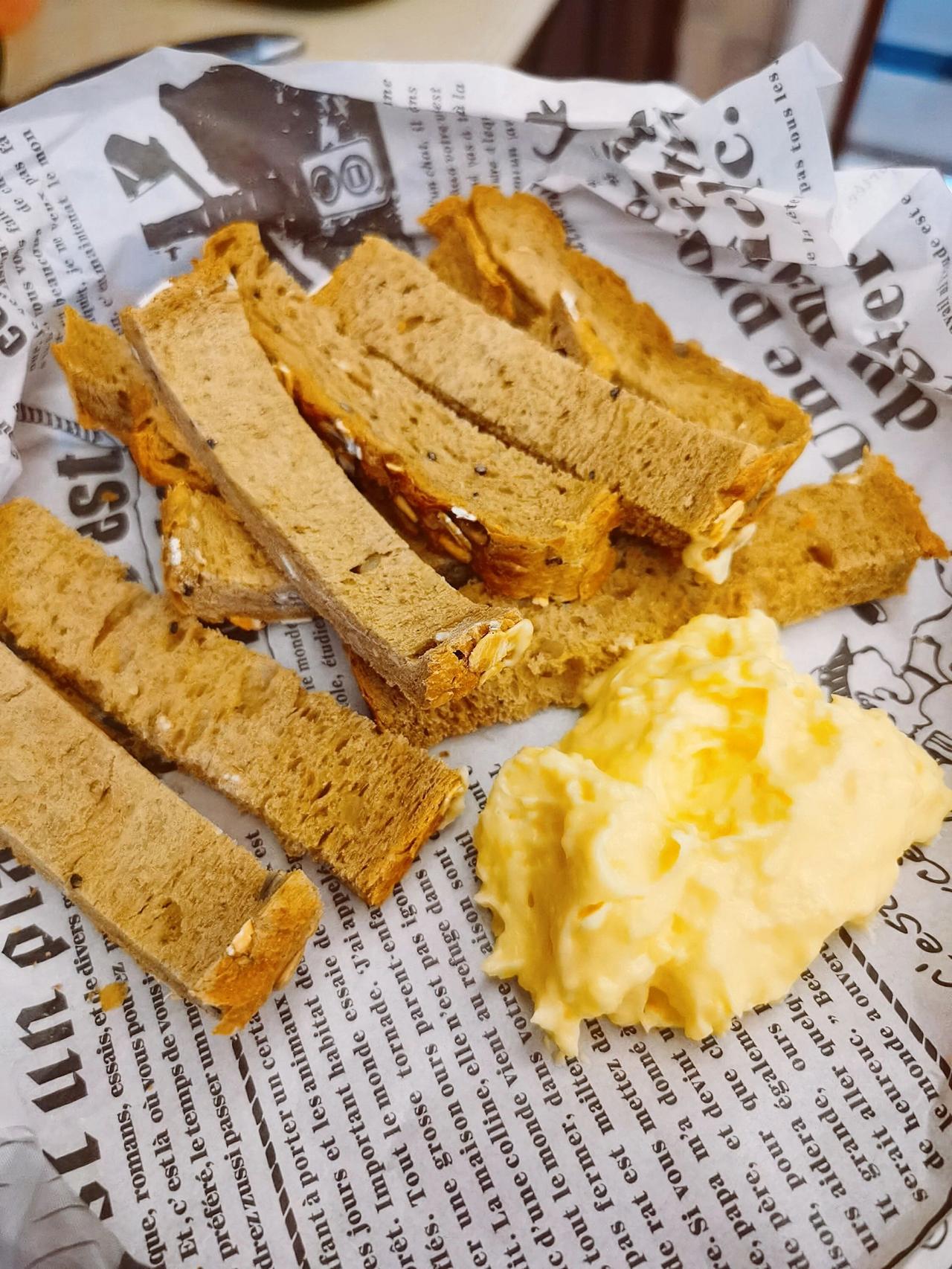 自制卡仕达酱搭配烤全麦吐司条味道真的很棒

卡仕达酱不愧是甜品万能蘸酱
家里全麦