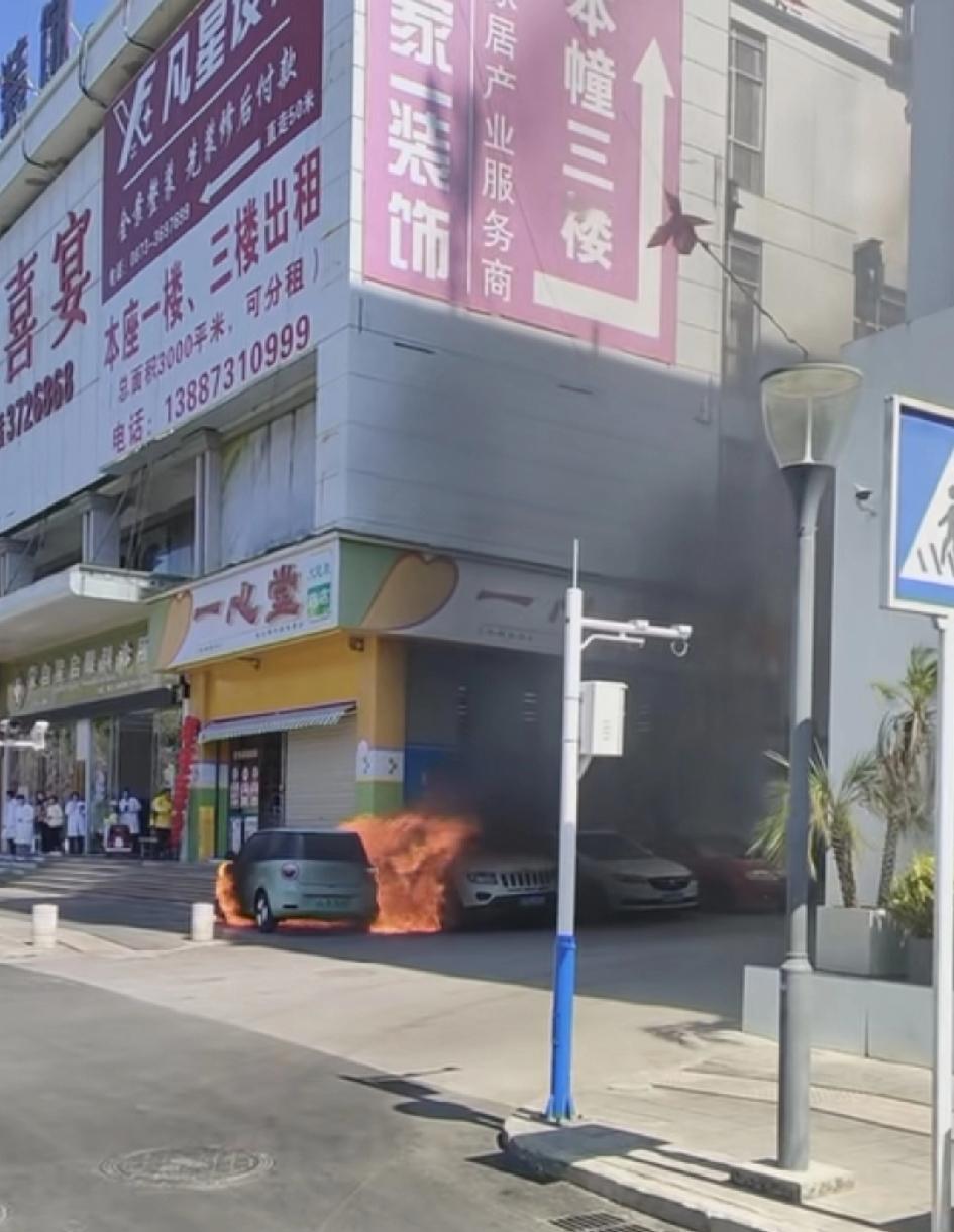 新能源又燃烧爆炸了，一台新能源烧了四台油车，所以燃油车的起火概率远远大于新能源车