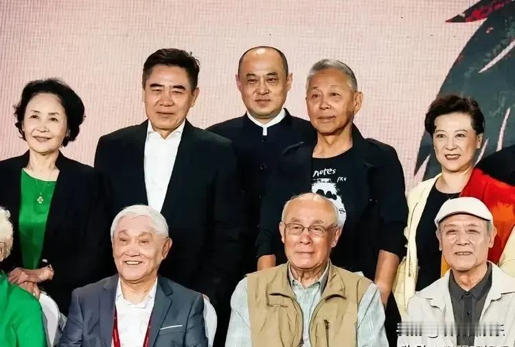 一张明星合影照片，认出温婉端庄王馥荔，从容深邃陈宝国，后右二看过他电视剧《手机》
