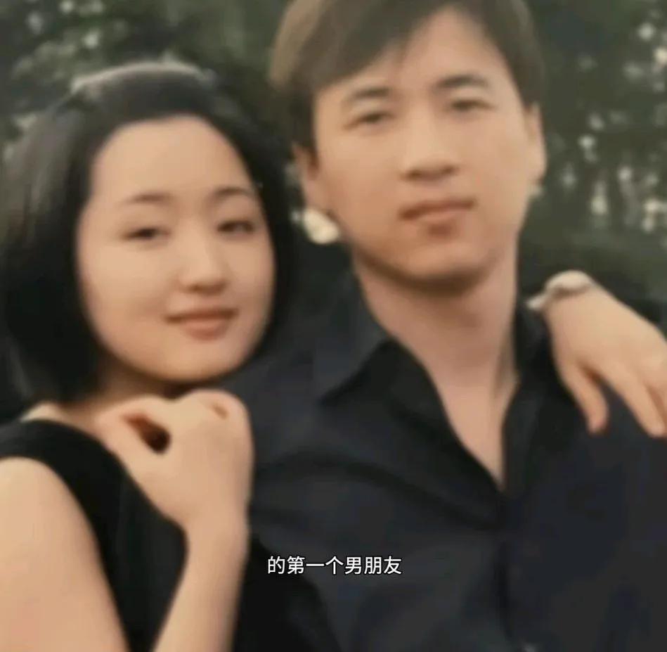 杨钰莹和记者谈自己的初恋。
她说和赖文峰在一起是她的初恋。那时候他们都20几岁，