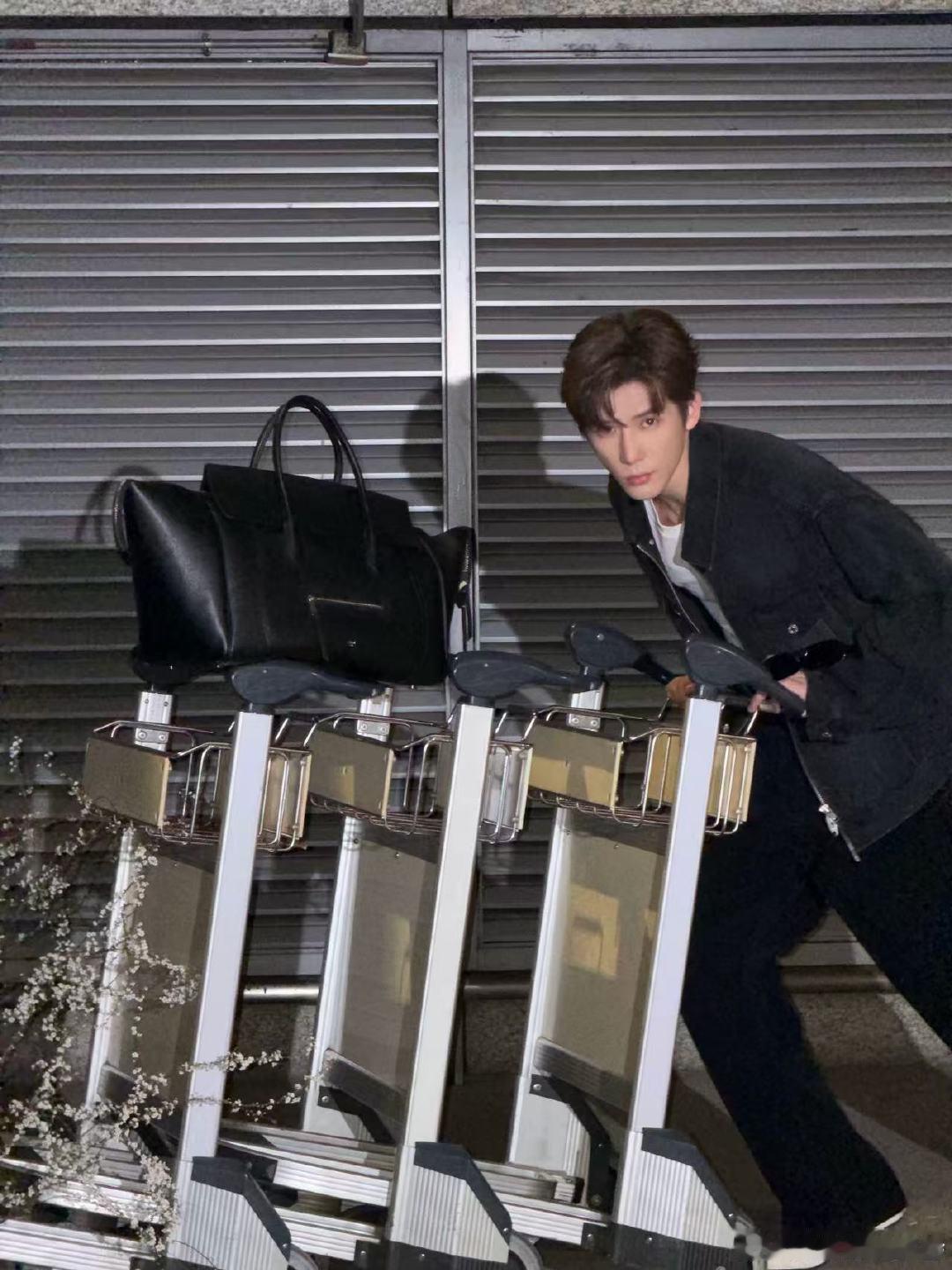 王安宇被节目效果追着跑终于听到王安宇正经唱歌，瞬间被嗓音圈粉了。 