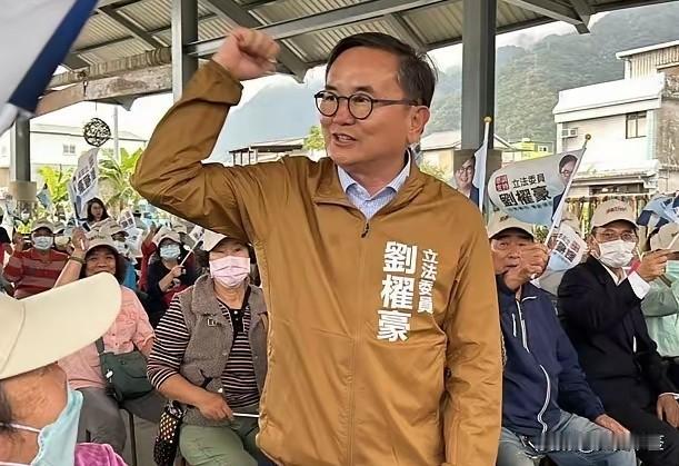 很多人没料到，原本板上钉钉的蓝绿单挑，如今极有可能变成三方混战，最新民调数据已经