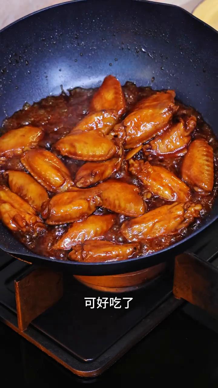 今天我们来做一道很受小朋友欢迎的鸡翅，吃起来是焦糖香裹着肉香，可好吃了。关键它的