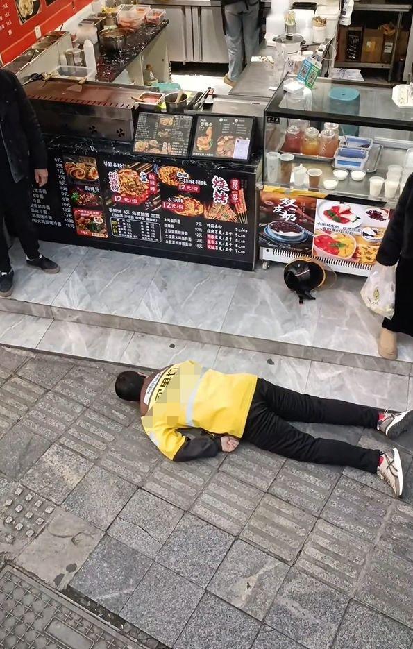 河南郑州，一男子是外卖员，公司每天从他收入中，自动扣除3元购买保险，每月90元，