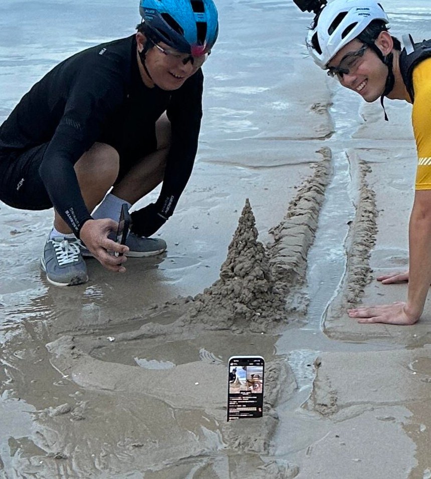 吴磊你手机还能用吗吴磊把手机插泥地里了 谁来救救吴磊手机！ 