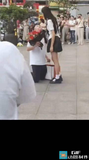 卑微求来的，从来都不是爱情
 
街头当众单膝跪地，手捧鲜花、提着礼盒，放下所有身