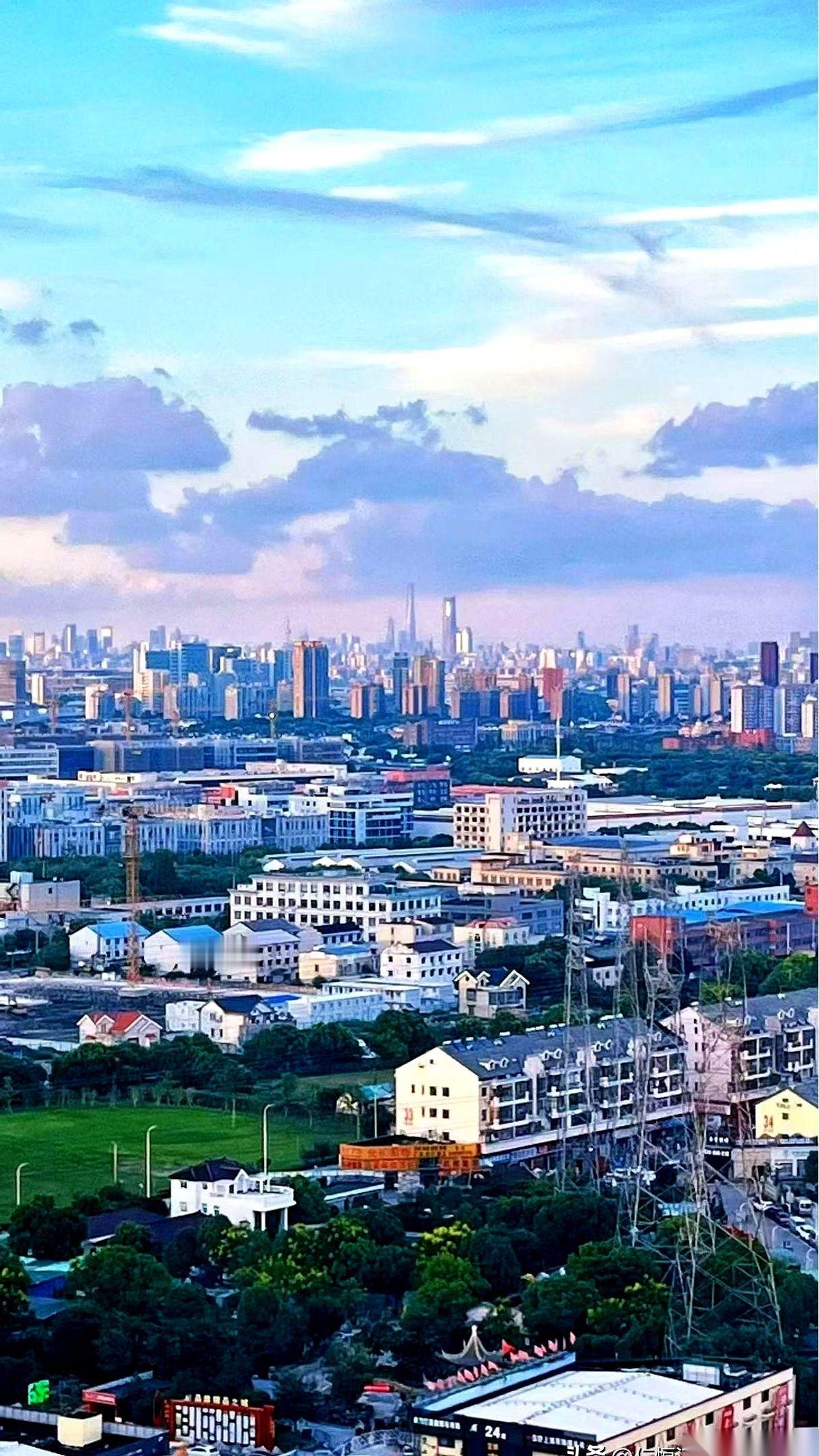 房产中介的微信又弹了出来：“哥，五百万这套，性价比真的高，再考虑下？”
我盯着屏