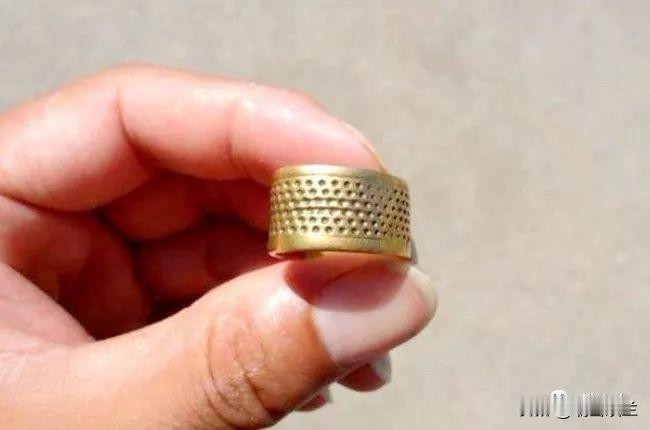 这个小玩意，儿媳妇居然也不认识。


孙女让我帮她缝一个沙包，我找到了一块花布，