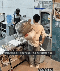 河南郑州，一男子忐忑地走进一家面包店，想要讨杯水喝。店员小哥马上递过去，男子一饮