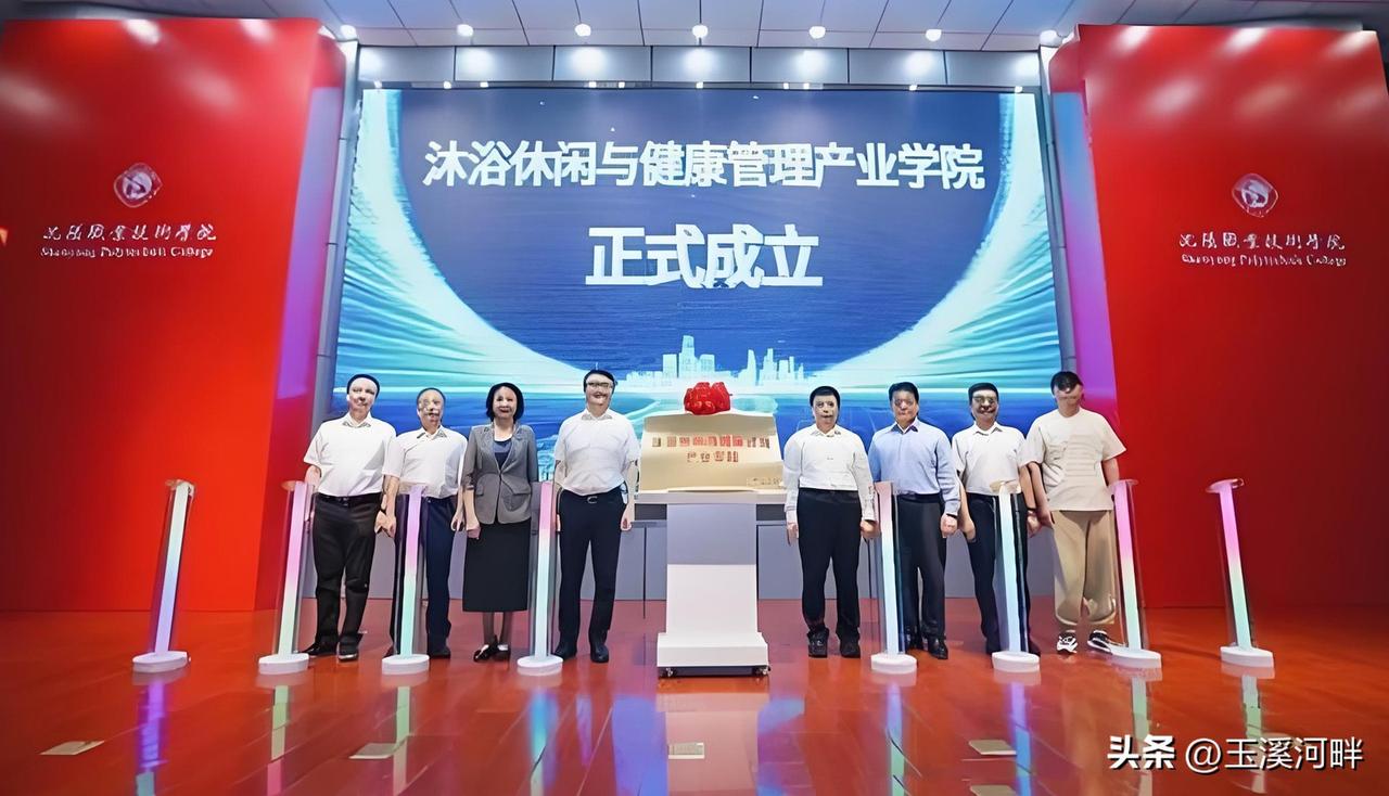 原来搓澡也是一门学问，现在干啥都要看学历，以后去辽宁的澡堂搓澡，进门得先问搓澡师