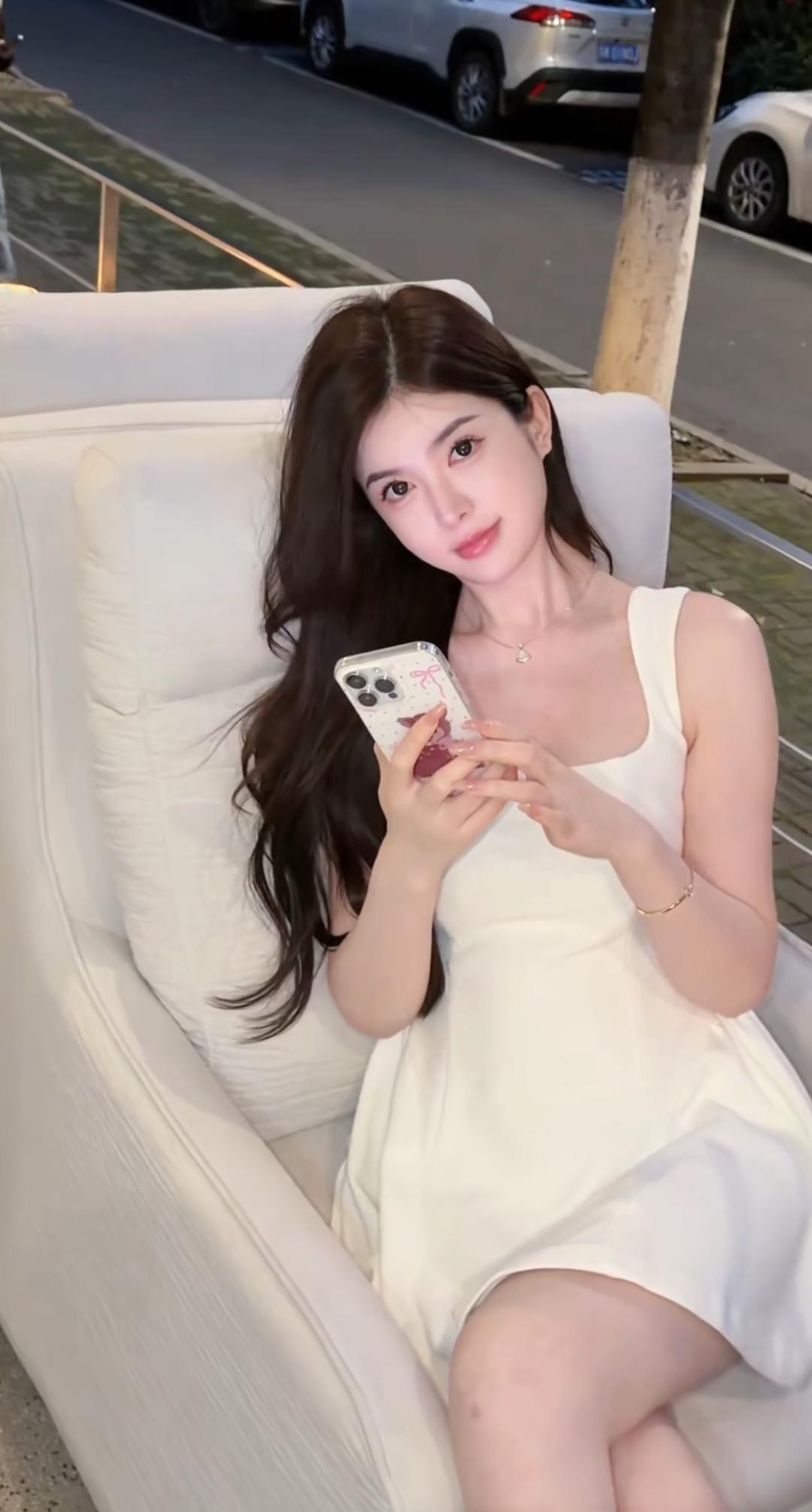 夜晚的慵懒时光，白裙与手机的完美搭配🌙✨