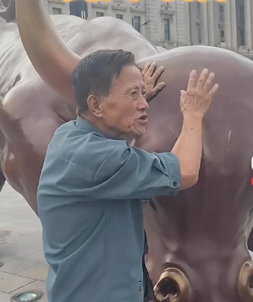 上海建工爷叔为什么会越来越“红”呢？许多网友说他素质差，喜欢贪小便宜，还要抬杠，