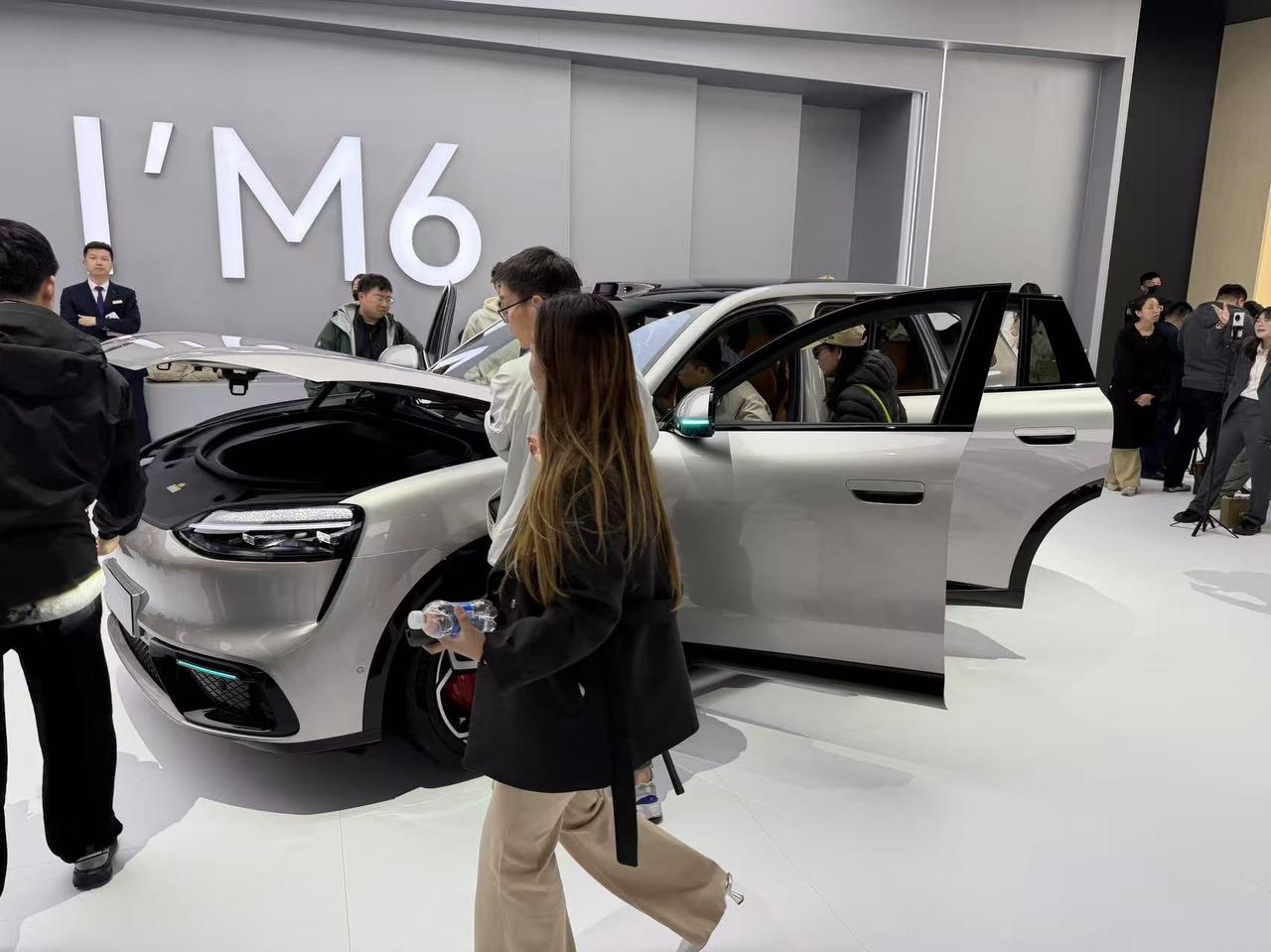 问界M6增程版预售价26.98万起，纯电版预售价28.98万起，同样是瞄着小米而