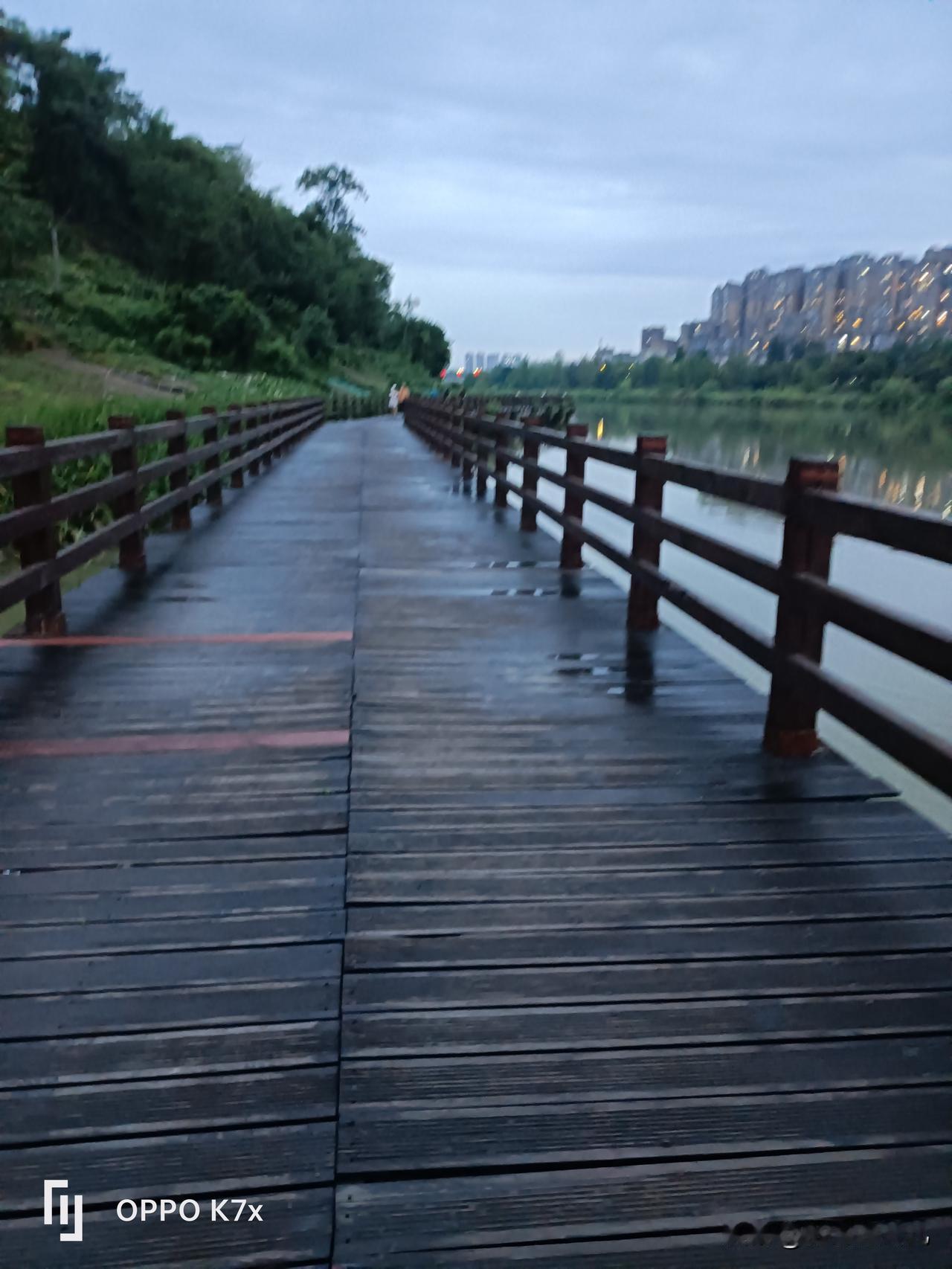 我给厨师说，以前别人借厕所老爱做好事，现在不要借了，不然一万九吓人得很[呲牙]