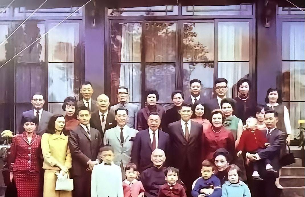 蒋介石的一众家人，无一人英勇殉国于十四年抗战烽火，锦衣玉食，生活华贵
他的罪恶，