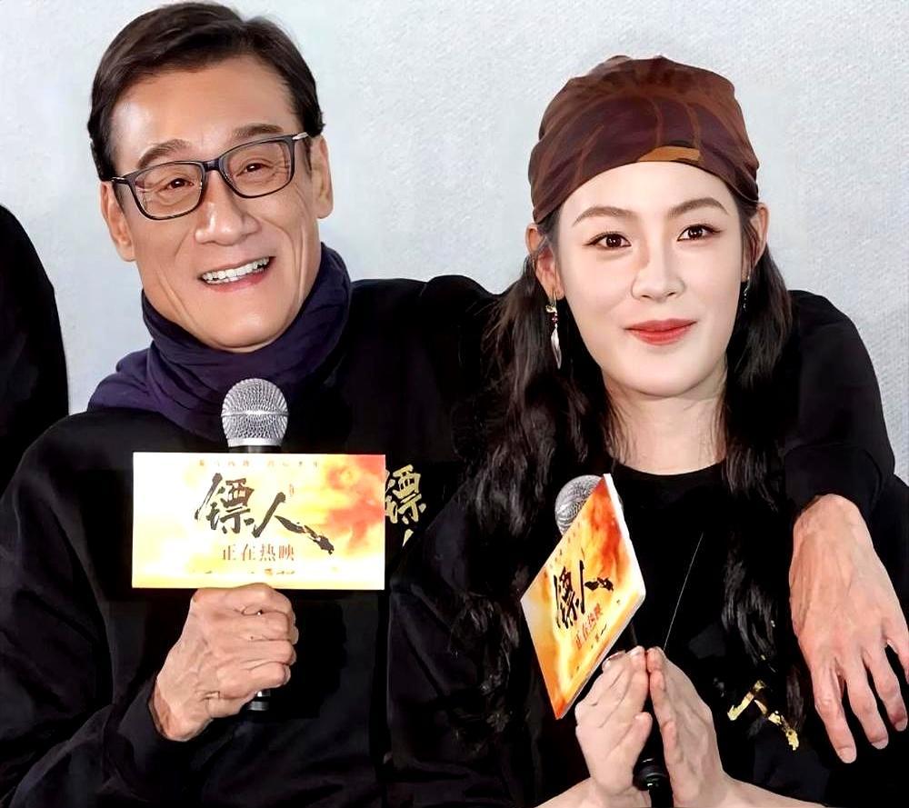 五十五度沙漠里，吴京砸下一亿五千万补拍急得直跳脚。你敢信，救下这部十一亿大片的，